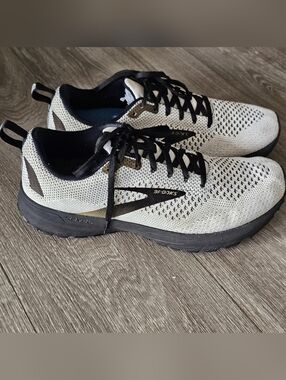 B7 Brooks Womens Revel 4 1203371B121 White Black Running Shoes Sneakers US9B